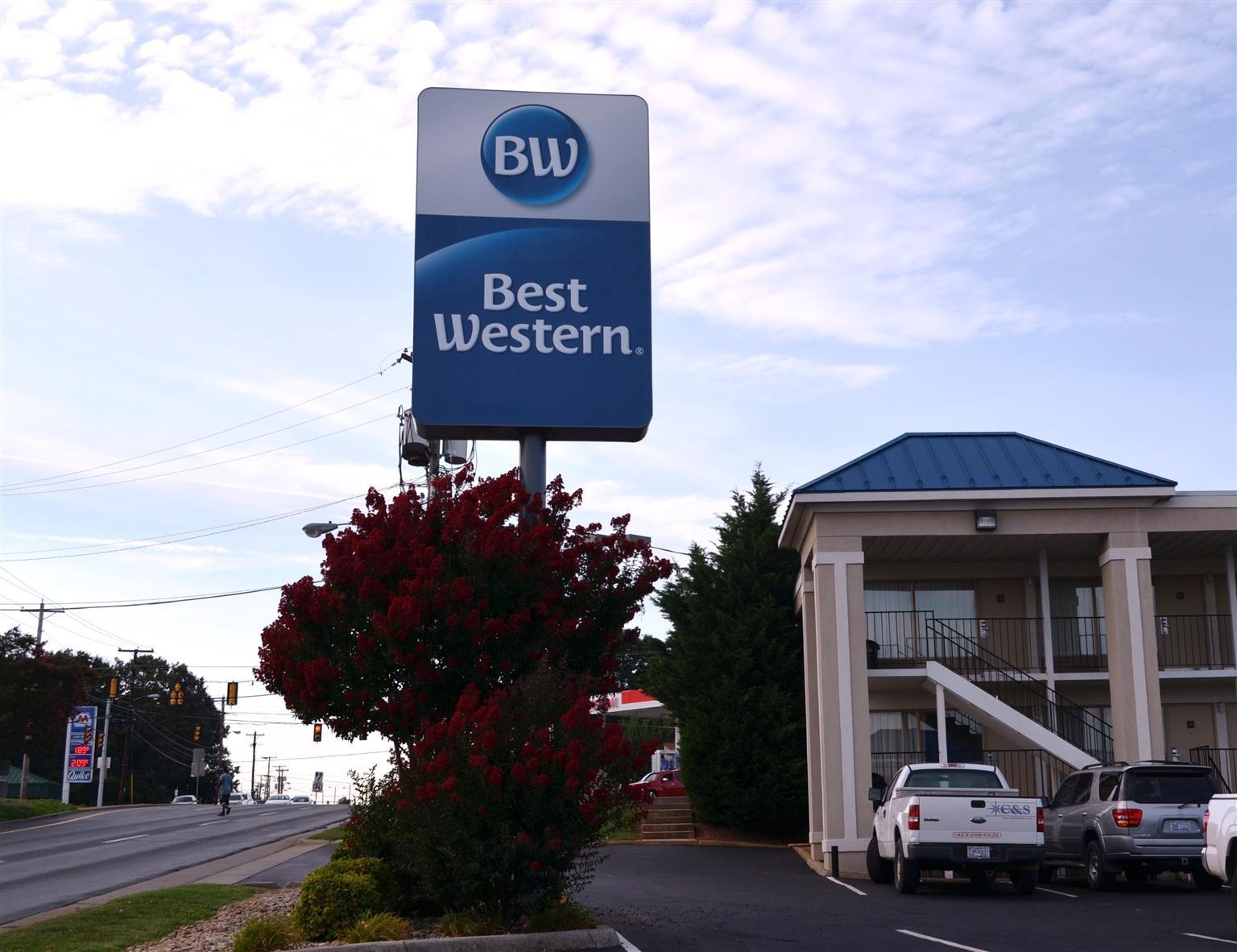 Baymont By Wyndham Lynchburg Motel Exterior photo